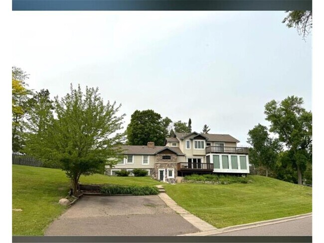 Foto del edificio - 190 Gleason Lake Rd