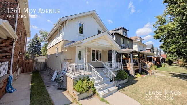 Photo du bâtiment - 2 story single family house