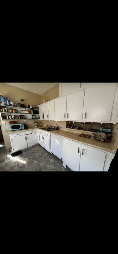 Building Photo - First floor 3 bed 1 bath large front and b...