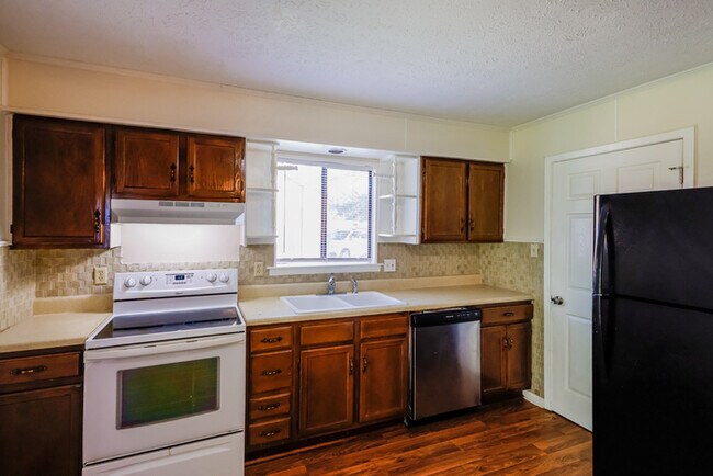 Foto del edificio - Stunning 3 Bedroom Home in Millbrook, AL!
