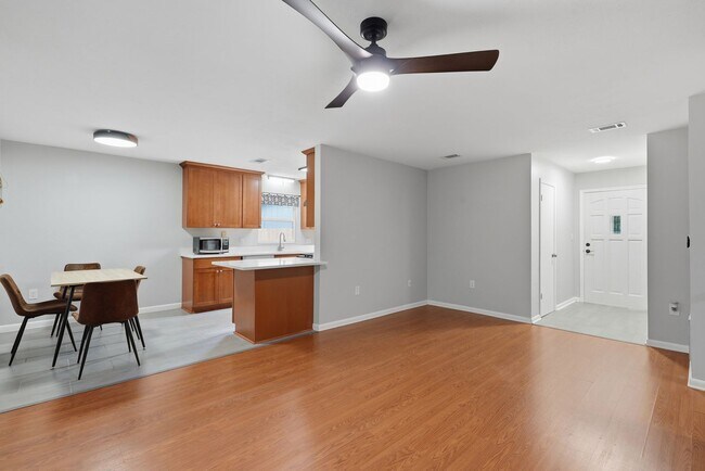 Foto del edificio - Roomy 3 bedroom 2 bath with great fenced yard