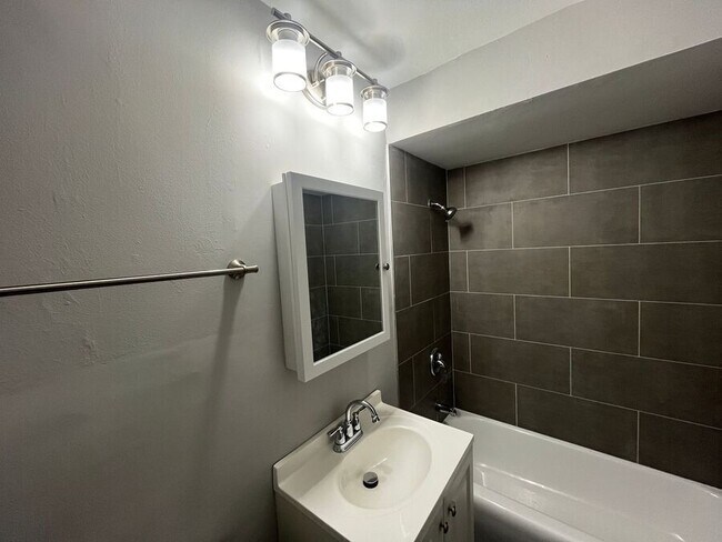 Foto del edificio - 2149 W 119th St
