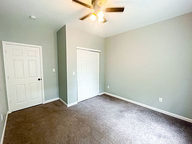 Building Photo - 2130 Sunset Dr