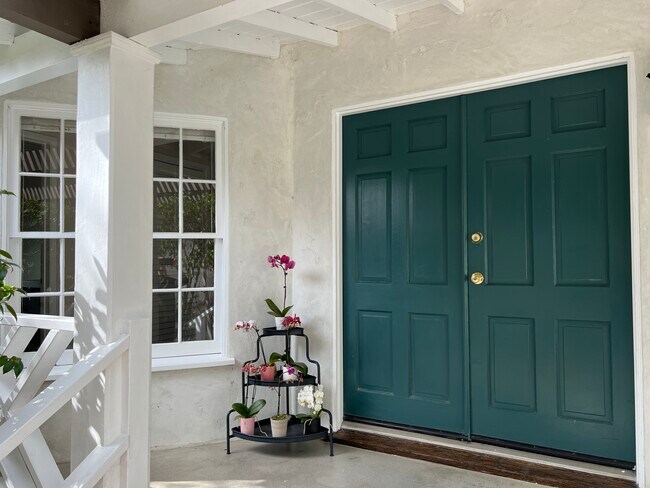 Front doors. Notice beautiful porch ceiling - 467 S Bentley Ave