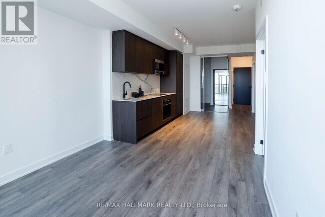Photo du bâtiment - 117-3117 Broadway Ave