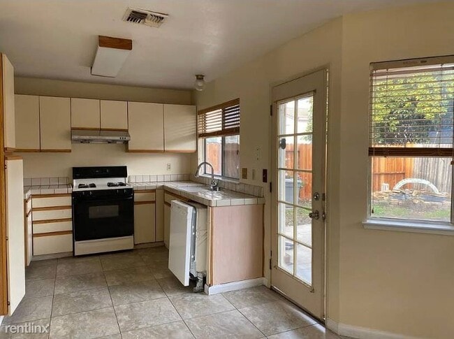 Building Photo - 3 br, 2.5 bath House - 5121 Yvonne Way