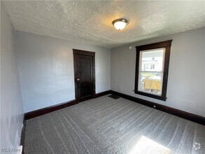 Building Photo - 1052 Yale St