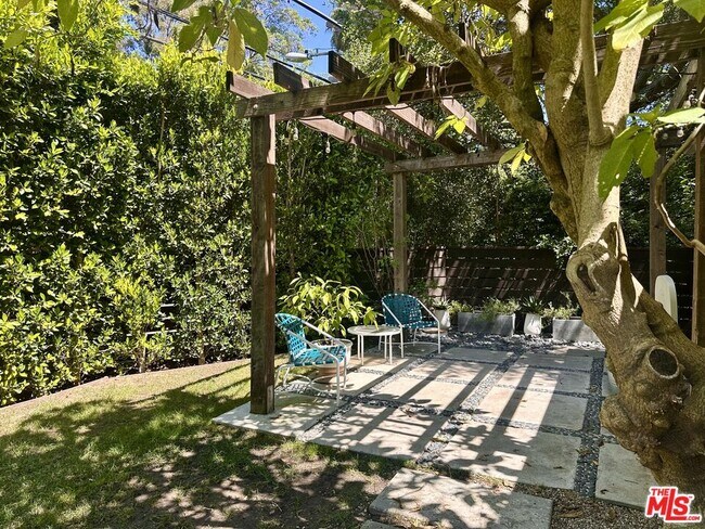 Foto del edificio - 8350 Lookout Mountain Ave