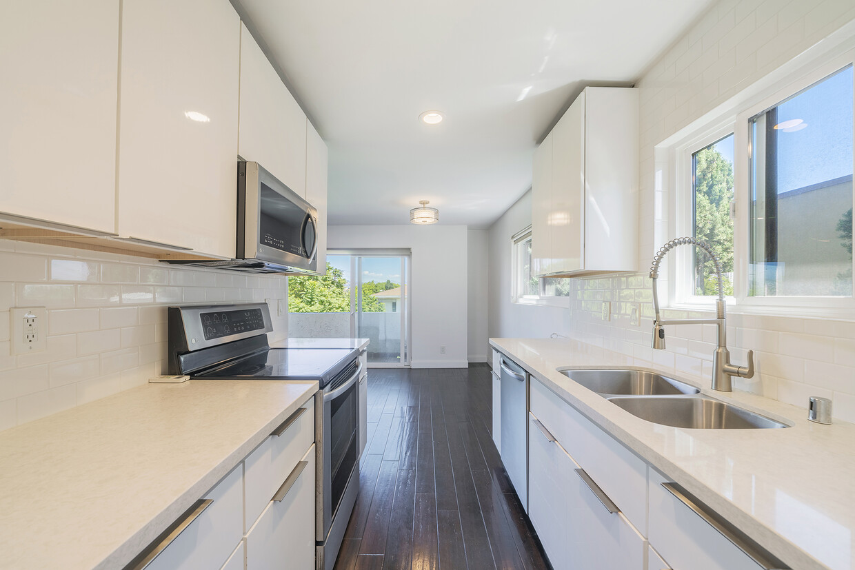 View to the dining area and balcony - 1601 Veteran Ave