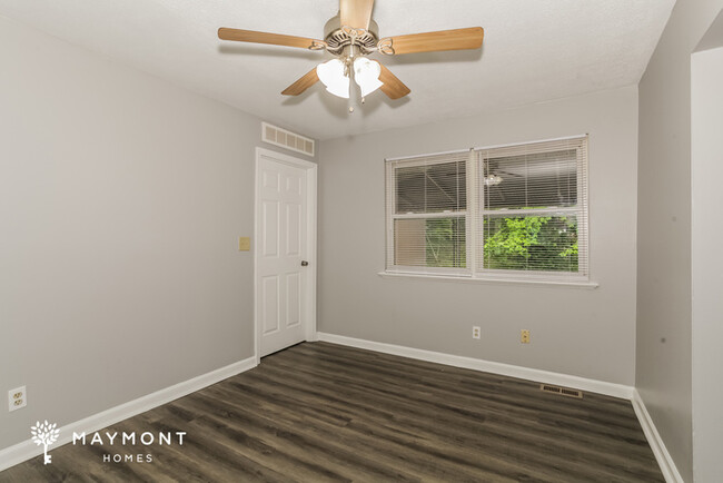 Foto del edificio - Charming 3 Bedroom with Updates and Spacio...