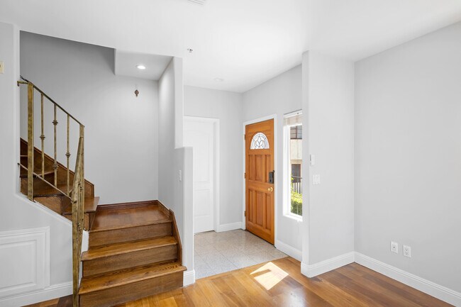 Building Photo - 629 W Stocker St