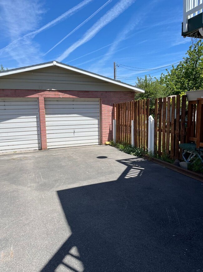 Building Photo - 3 Bedroom 2 Bath Home