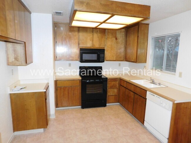Building Photo - Spacious South Natomas 2bd/2ba House with ...