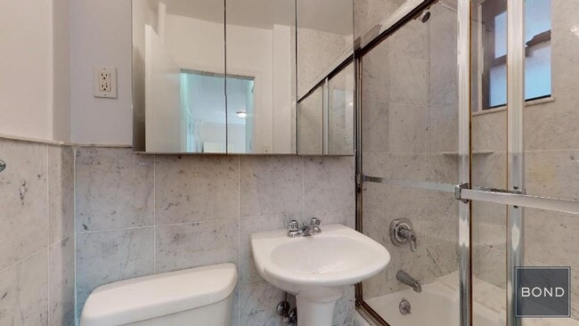 Foto del edificio - 240 E 83rd St