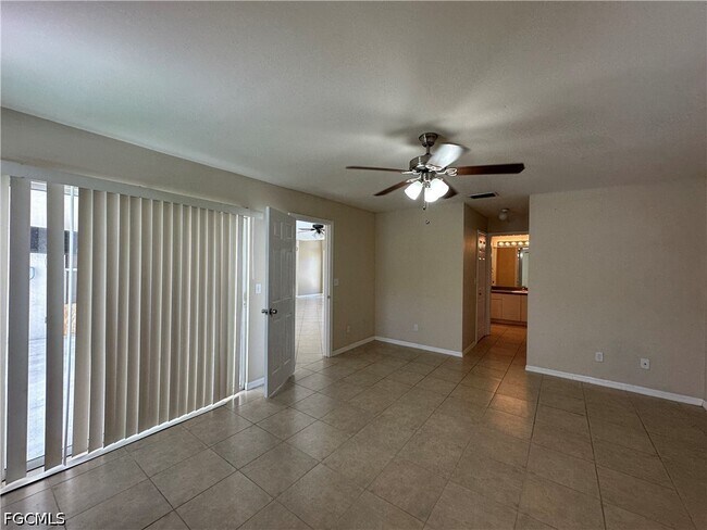 Foto del edificio - 8397 Bahamas Rd