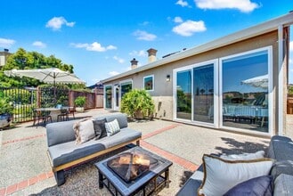 25 Sea Breeze Ct