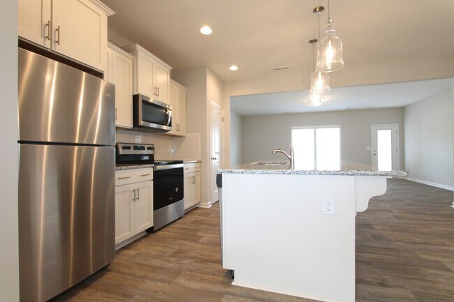 Building Photo - Don't miss out! BEAUTIFUL 3 Bedroom 2.5BTH...
