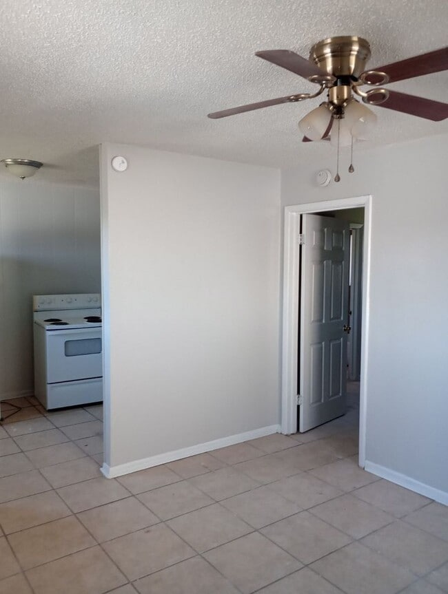 Building Photo - Cozy 1-Bedroom Duplex – Convenient Location!