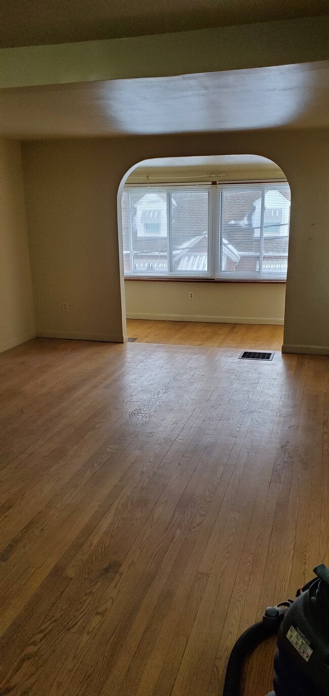 Living room - 410 Morton Ave