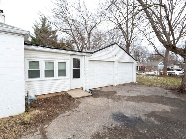Building Photo - 2113 Medford Ave