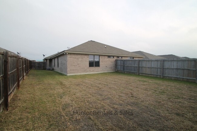 Building Photo - Low Traffic Circle!