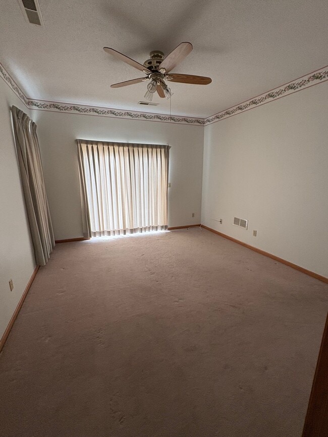 Building Photo - 1104 E 15th St