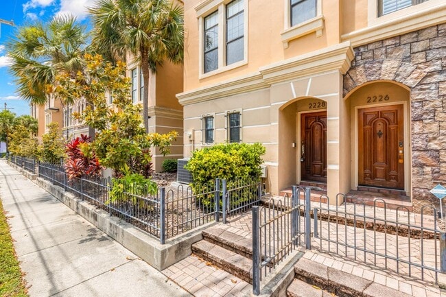 Building Photo - Beautiful Soho Brownstone - 2228 Soho Bay Ct - Beautiful Soho Brownstone