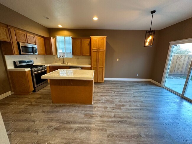 Building Photo - Beautiful 4 Bedroom, 2.5 Bath Tracy Home W...