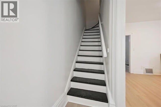 Building Photo - 136 Paisley St