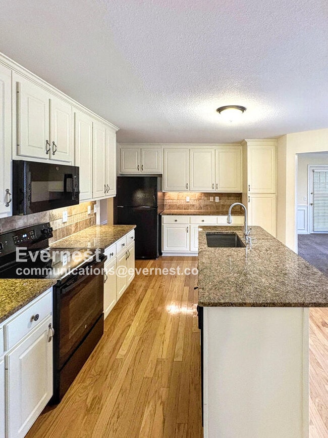 Building Photo - 552 Drake Cir