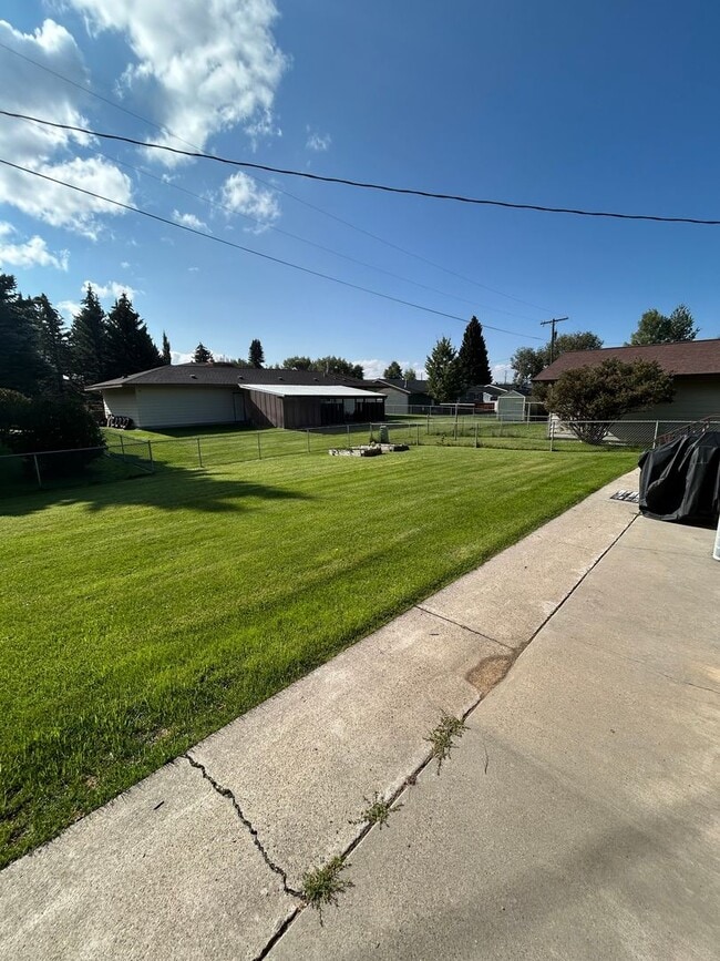Building Photo - 3470 S Hillcrest Dr