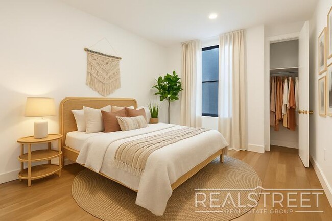 Foto del edificio - Modern Renovated 2BR with Skylight & Private Balcony in Prime Crown Heights