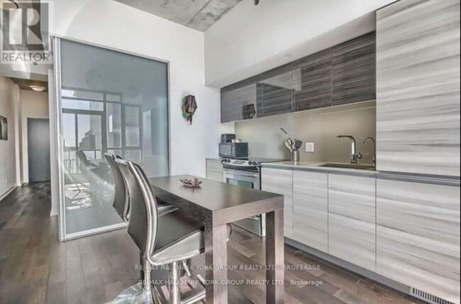 Building Photo - 8 Gladstone Ave