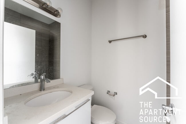 Building Photo - 2700 W North Ave