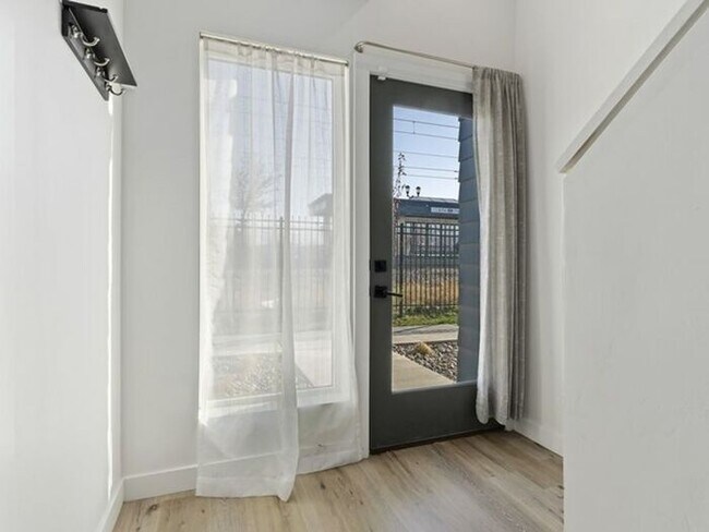 Building Photo - Downtown Beautiful 4 bed, 4 bath town-home