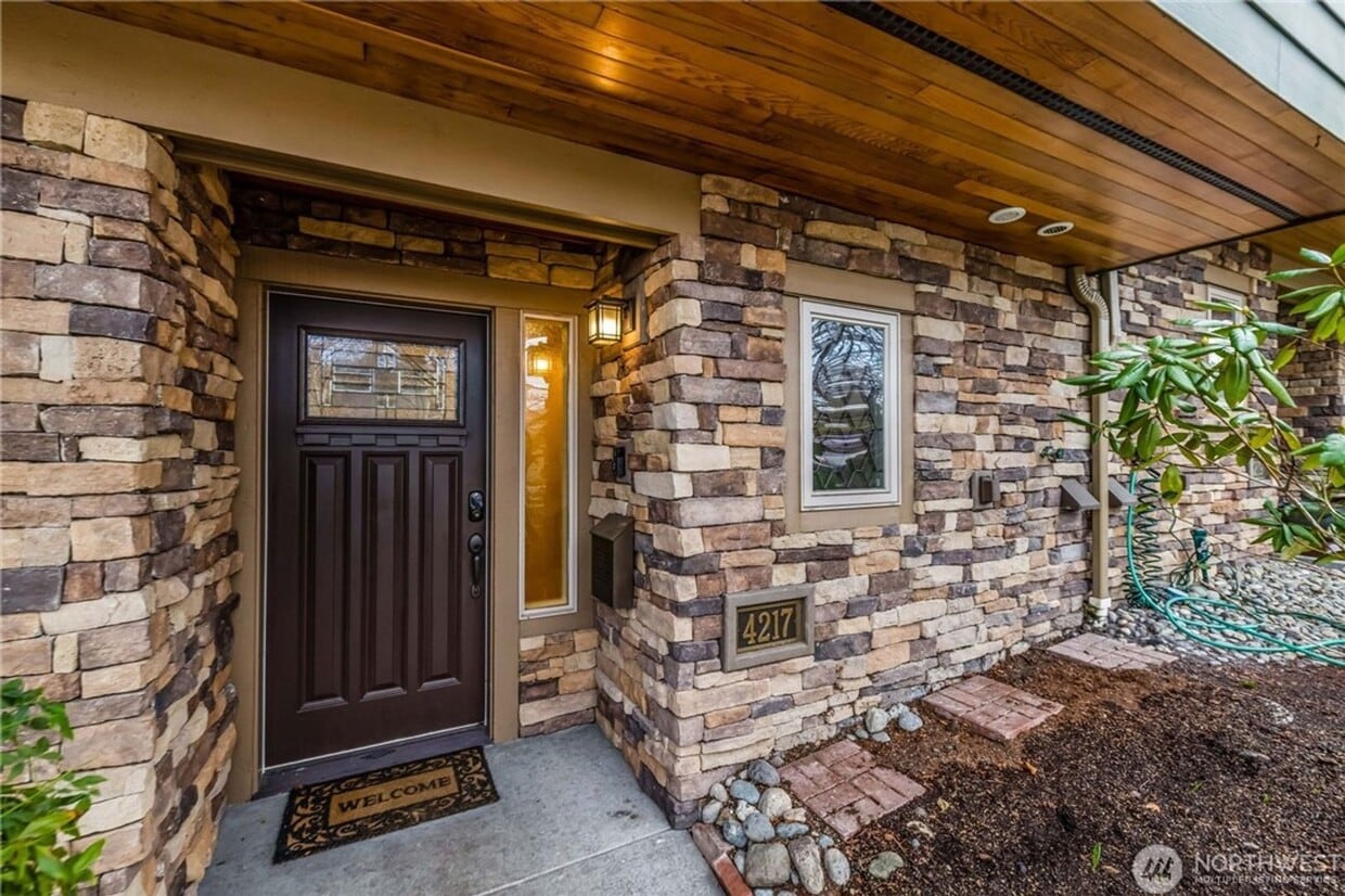 Primary Photo - 2bd/2.5ba Seattle Townhome