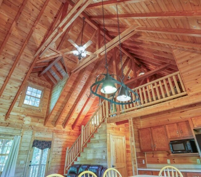 Foto del edificio - 2 Bedroom / 1 Bath Fully Furnished Cabin on 2 plus acres all utilities included - Surgoinsville TN
