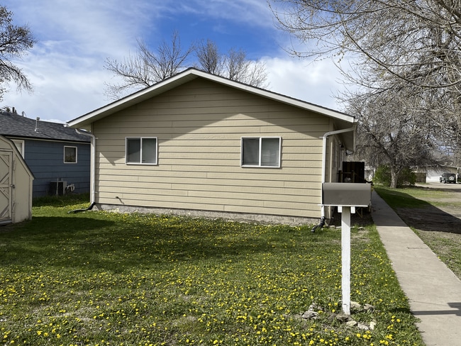 Building Photo - Pet-friendly 3bd 1bth duplex with storage ...