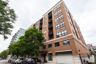 Building Photo - 950 W Leland Ave