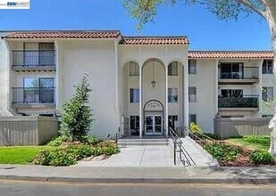 Building Photo - 1720 Halford Ave