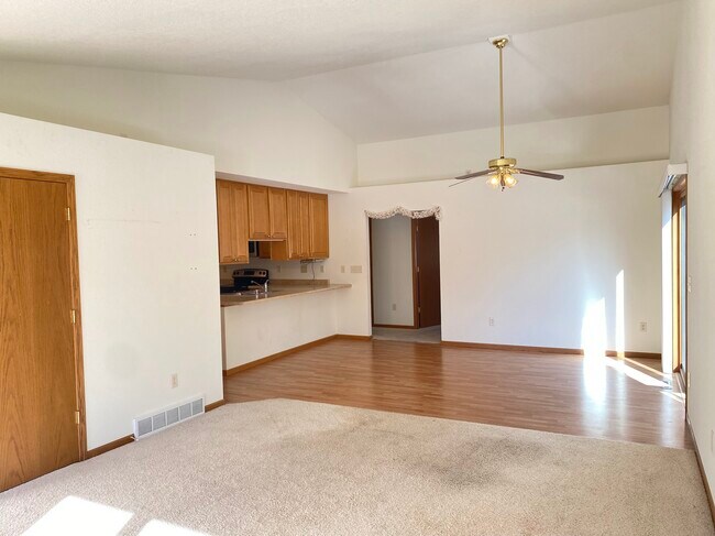 Foto del edificio - 303 Crestwood Ln