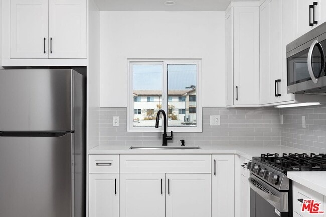 Building Photo - 1319 S St Andrews Pl