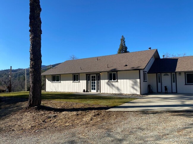 Foto del edificio - Beautiful 3-Bedroom Home with Bonus Room, Shop & 10 Acres!