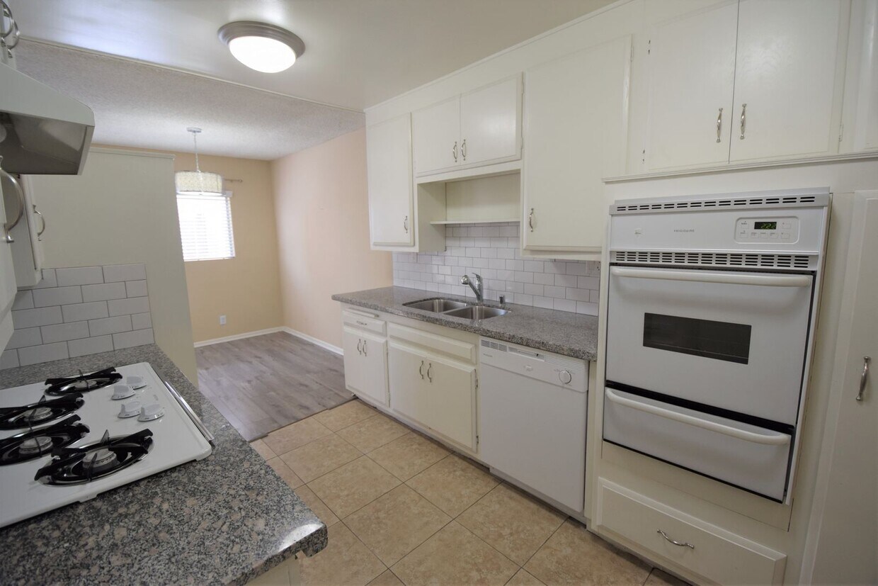 Foto principal - 4225 Mary Ellen Ave