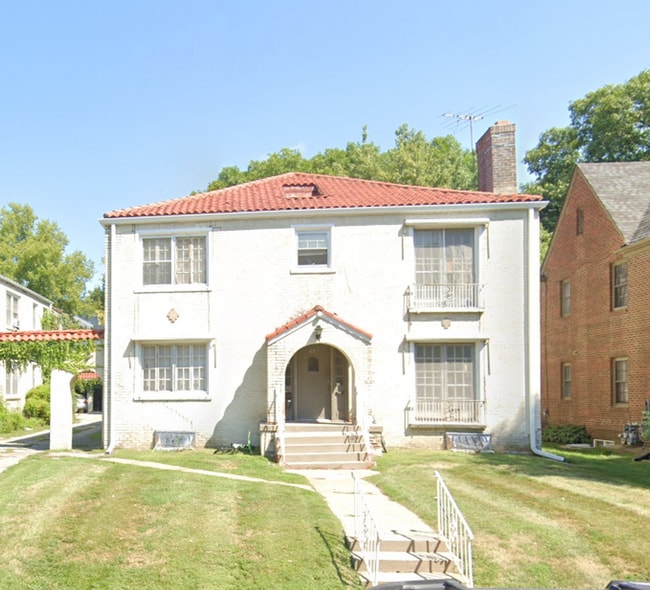 Building Photo - Spacious Blackstone Three Bedroom! Coming ...