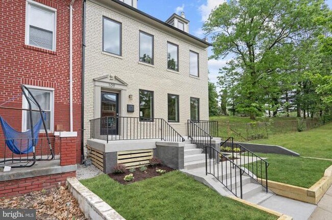 Foto del edificio - 109 Webster St NW