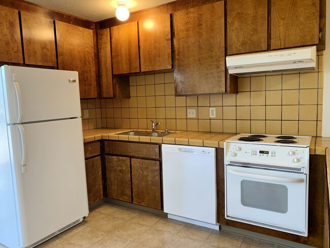 Building Photo - 1591 Highland Dr