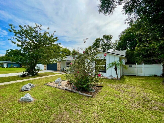 Building Photo - Spacious 4-Bed / 2-Bath Ranch in Rio Pinar...