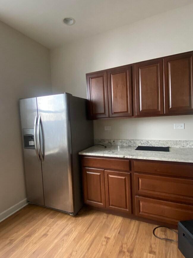 Foto del edificio - 1734 W Division St