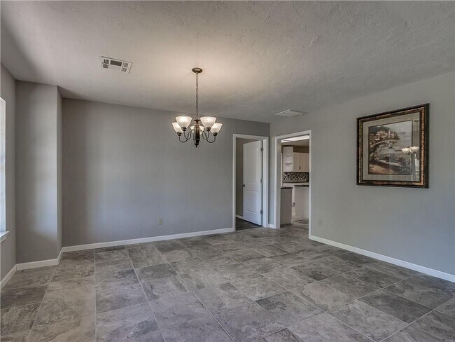 Building Photo - Stunning 4 bedroom home with bonus room ne...